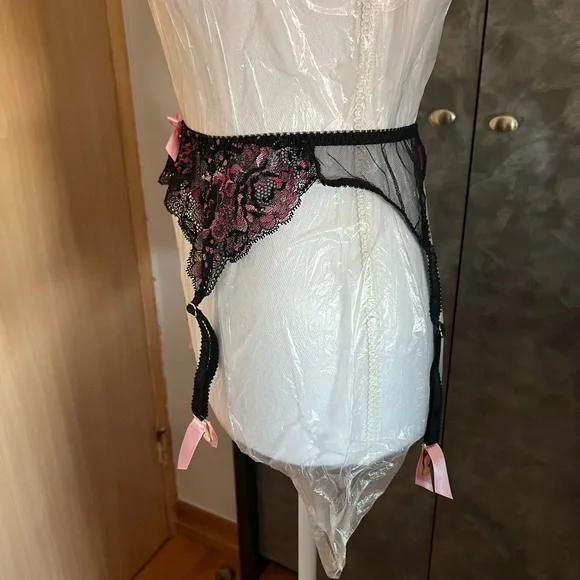 Agent Provocateur Black and Pink Lace Garter Belt - Picture 2 of 8